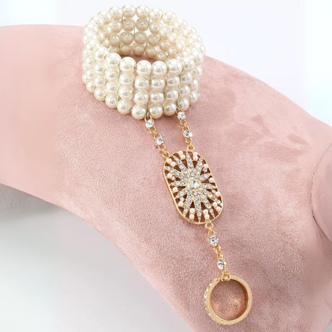 Perlenarmband mit Strass, goldener Anhänger, eleganter Schmuck, Damenmode, Geschenkideen.