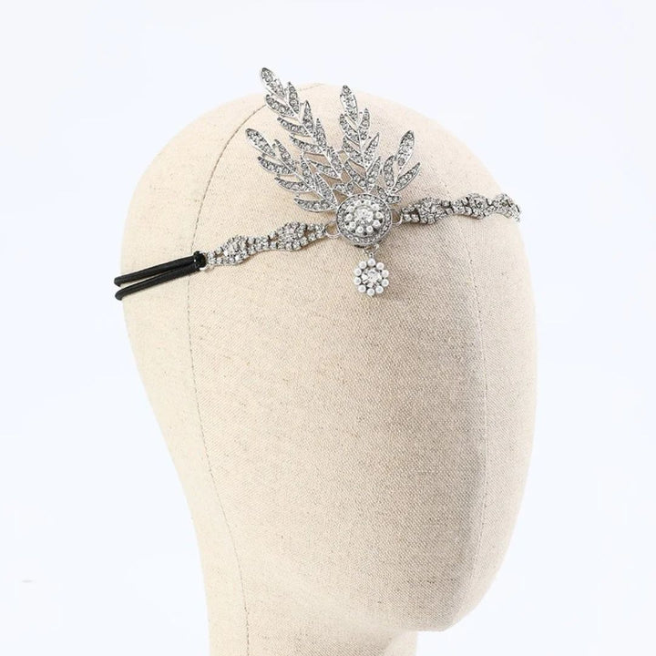 Silbernes Stirnband mit Strasssteinen, Gatsby-Stil, auf beigem Schaufensterkopf.