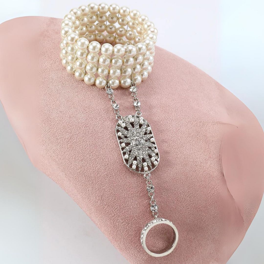 Perlenarmband mit Strass, Ring und Anhänger, eleganter Schmuck, cremeweiß, Damenaccessoire.
