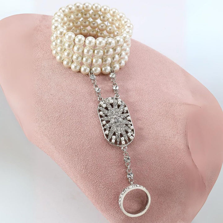 Perlenarmband mit Strass, Ring und Anhänger, eleganter Schmuck, cremeweiß, Damenaccessoire.