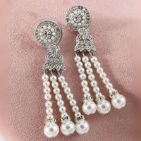 Silberne Ohrringe mit Perlen und Strasssteinen, eleganter Schmuck, luxuriöses Design.