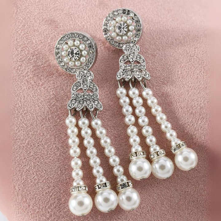 Silberne Ohrringe mit Perlen und Strasssteinen, eleganter Schmuck, luxuriöses Design.