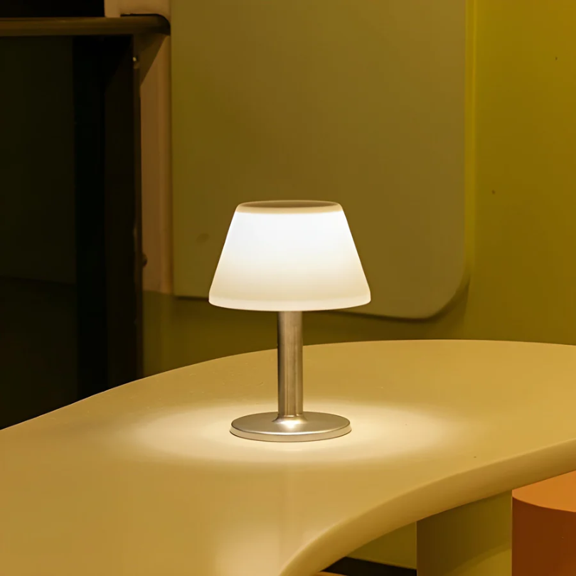 Moderne Tischlampe aus Metall, warmweißes Licht, minimalistisches Design, Wohnzimmerbeleuchtung.