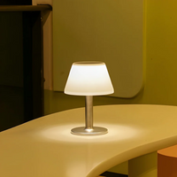 Moderne Tischlampe aus Metall, warmweißes Licht, minimalistisches Design, Wohnzimmerbeleuchtung.
