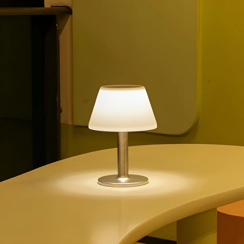 Moderne Tischlampe aus Metall, warmweißes Licht, minimalistisches Design, Wohnzimmerbeleuchtung.