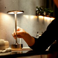 Moderne LED-Tischlampe aus Metall, dimmbar, für stilvolle Beleuchtung im Wohnzimmer.