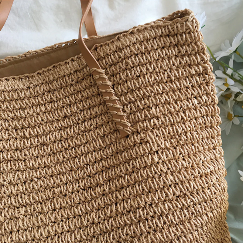 Geflochtene Strohtasche mit Ledergriff, beige, Sommermode, umweltfreundlich, Damenaccessoire.