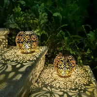 Solarbetriebene Gartenlaternen, orientalisches Design, warmes Licht, dekorative Außenbeleuchtung.