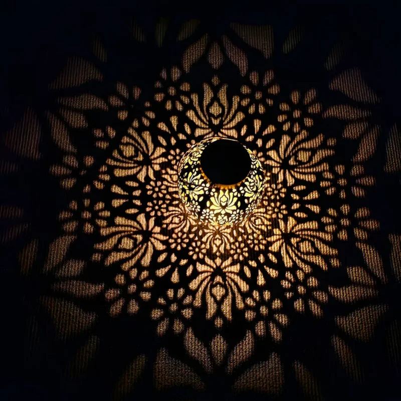 Dekorative orientalische Lampe, schwarzes Metall, filigranes Muster, warmes Licht, Schatteneffekt.