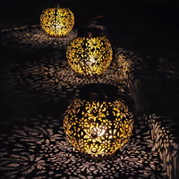 Drei solarbetriebene Gartenlaternen, orientalisches Design, warmes Licht, Nachtbeleuchtung.
