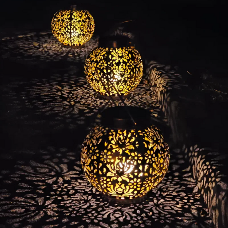 Drei solarbetriebene Gartenlaternen, orientalisches Design, warmes Licht, Nachtbeleuchtung.