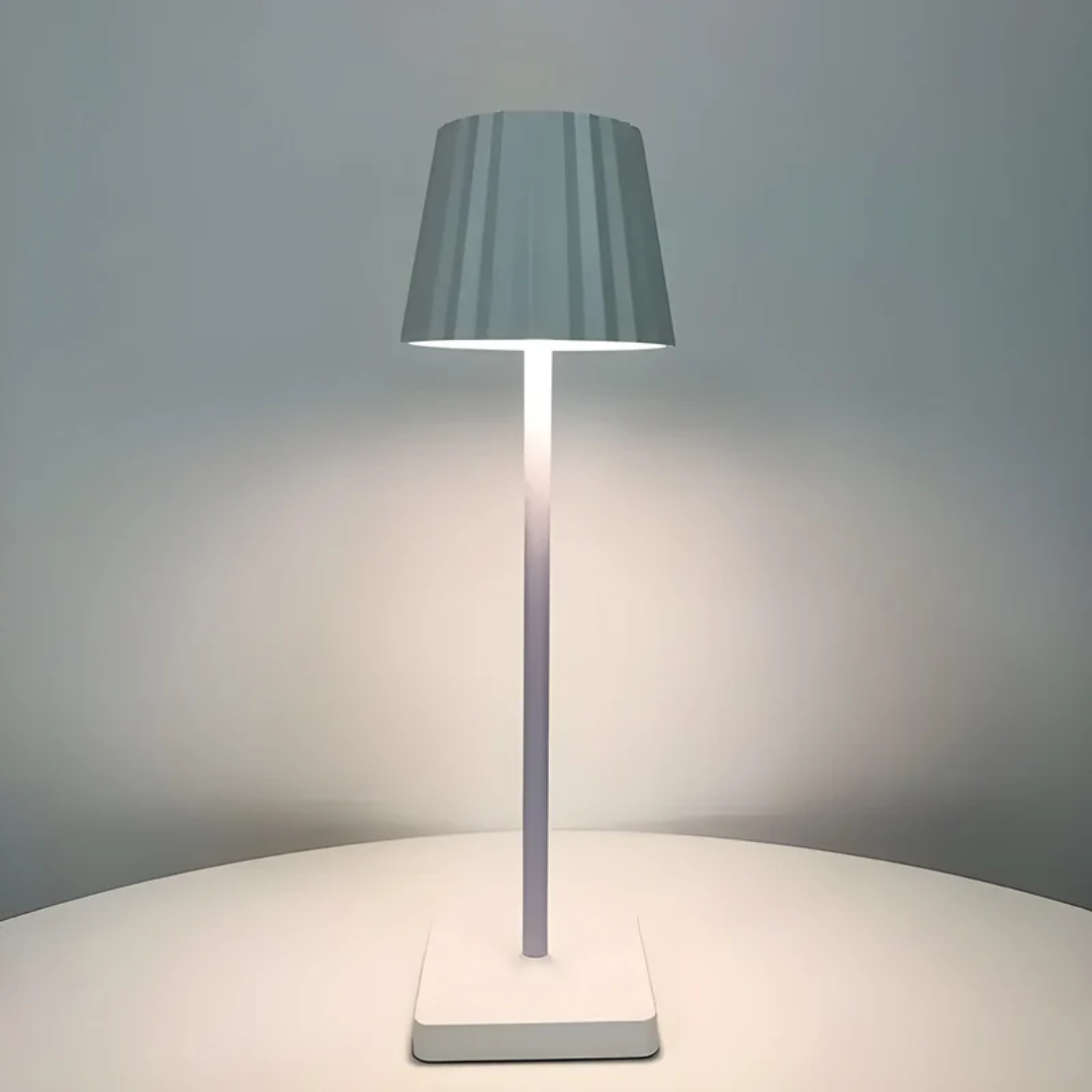 Moderne weiße Tischlampe mit geriffeltem Schirm, minimalistisch, LED-Beleuchtung, Innenraum.