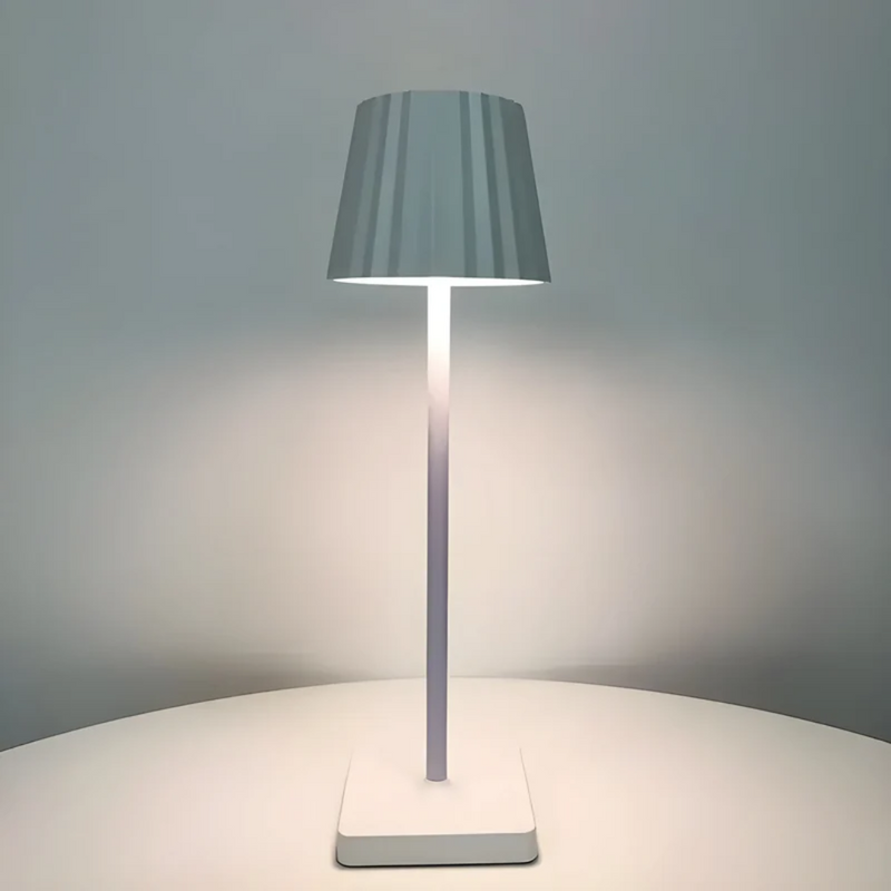 Moderne weiße Tischlampe mit geriffeltem Schirm, minimalistisch, LED-Beleuchtung, Innenraum.