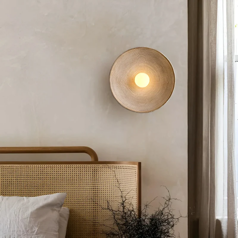Moderne Wandlampe aus Holz im Schlafzimmer, rundes Design, warmes Licht, skandinavischer Stil.