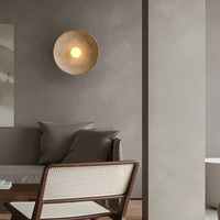 Moderne Wandlampe aus Metall in Wohnzimmer, graue Wände, minimalistisches Design.