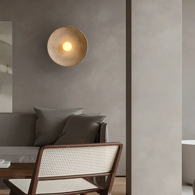 Moderne Wandlampe aus Metall in Wohnzimmer, graue Wände, minimalistisches Design.