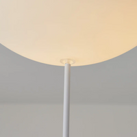 Moderne Stehlampe, weiß, minimalistisch, Metall, Wohnzimmerbeleuchtung, skandinavisches Design.