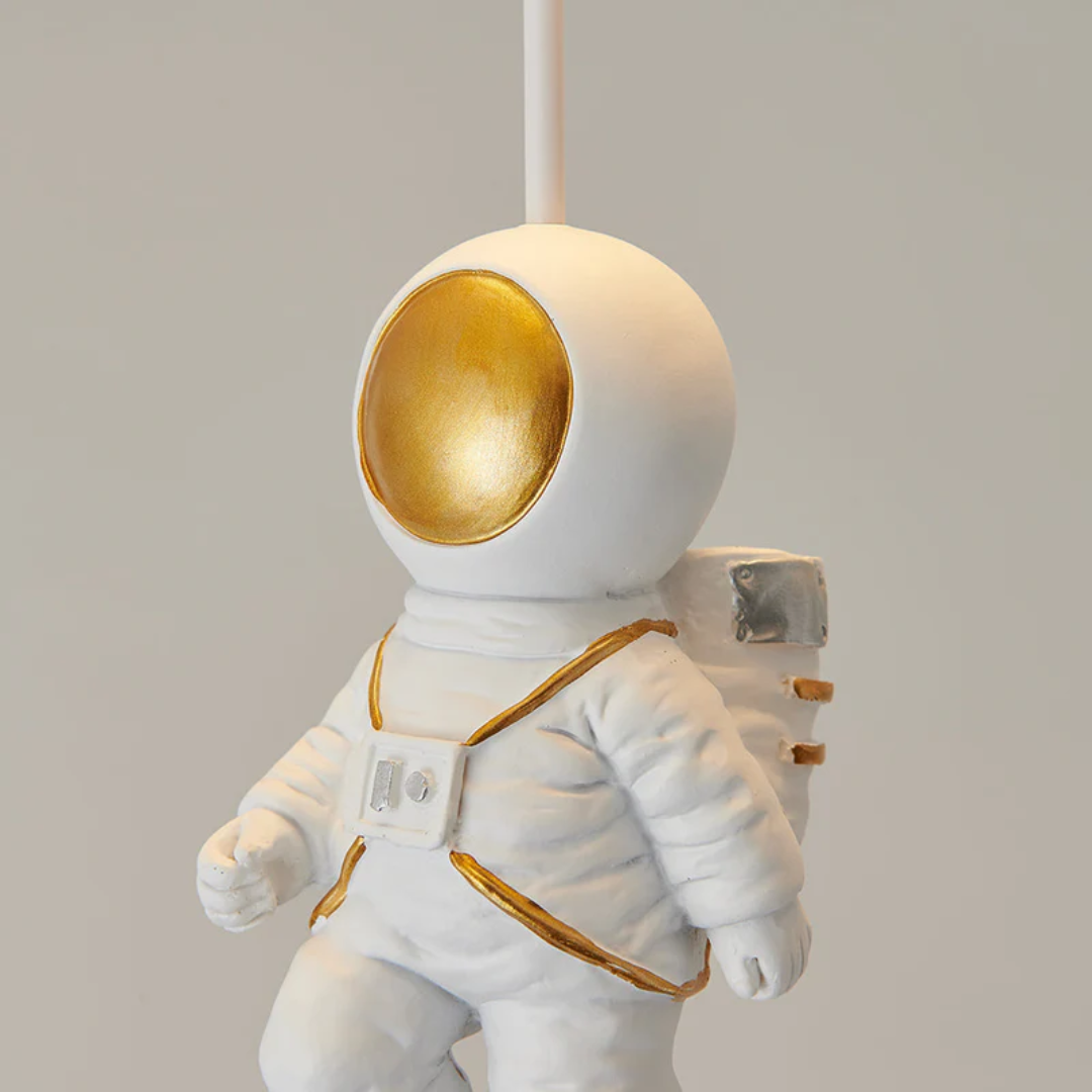 Weiße Astronautenlampe mit goldenen Details, modernes Design, Kinderzimmer-Dekoration.