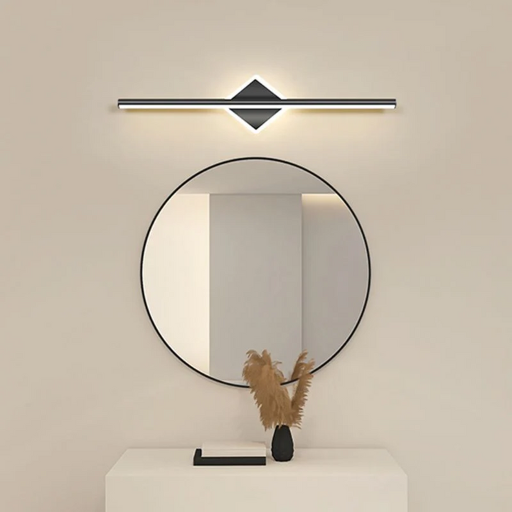 Moderne Wandlampe über rundem Spiegel, minimalistisches Design, Wohnzimmer-Dekoration.