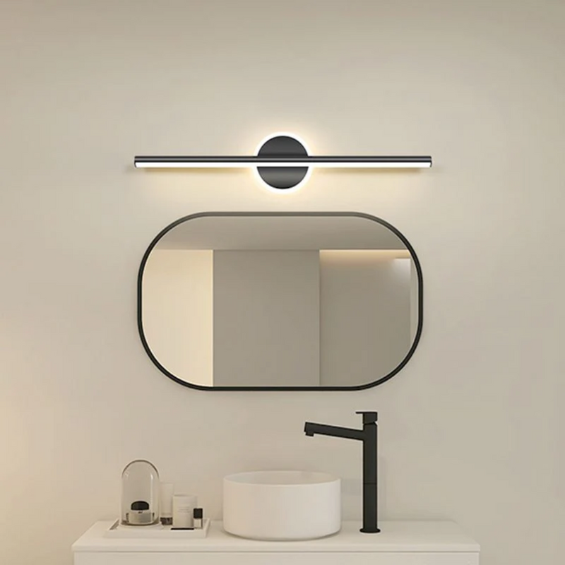 Moderne Badezimmer-Wandleuchte über ovalem Spiegel, schwarzes Design, minimalistisch.