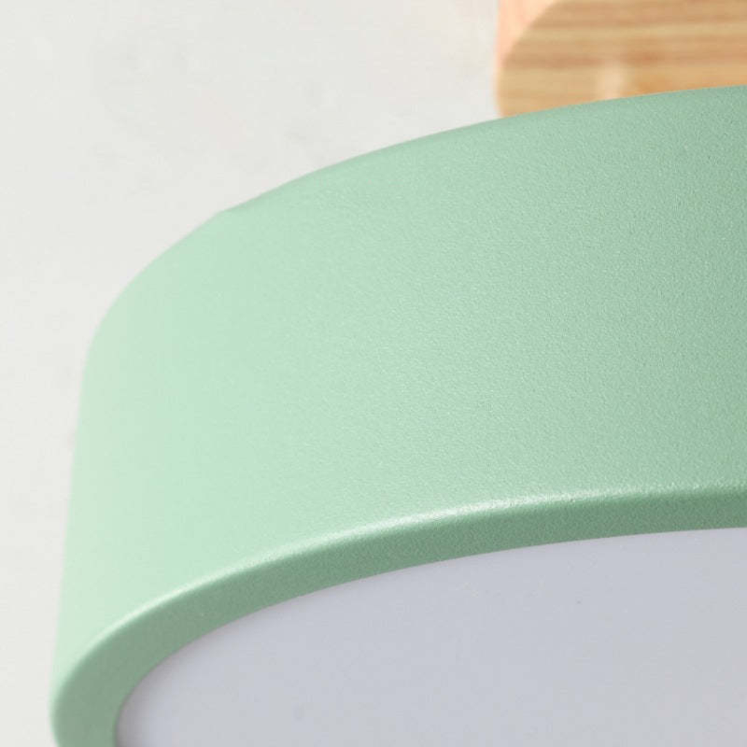 Grüne Wandlampe aus Metall, modernes Design, Holzdetail, Innenbeleuchtung, minimalistisch.