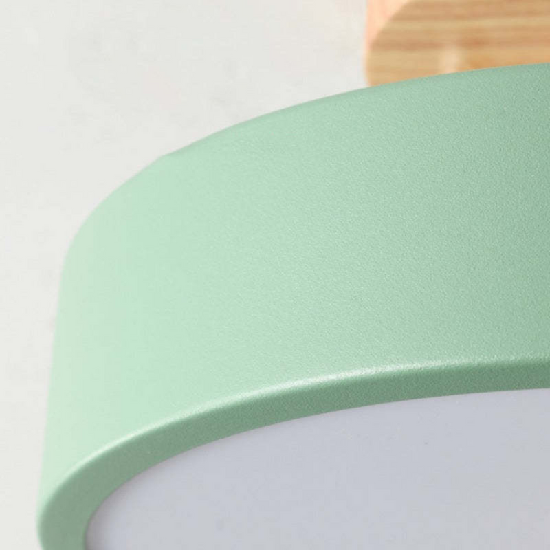 Grüne Wandlampe aus Metall, modernes Design, Holzdetail, Innenbeleuchtung, minimalistisch.