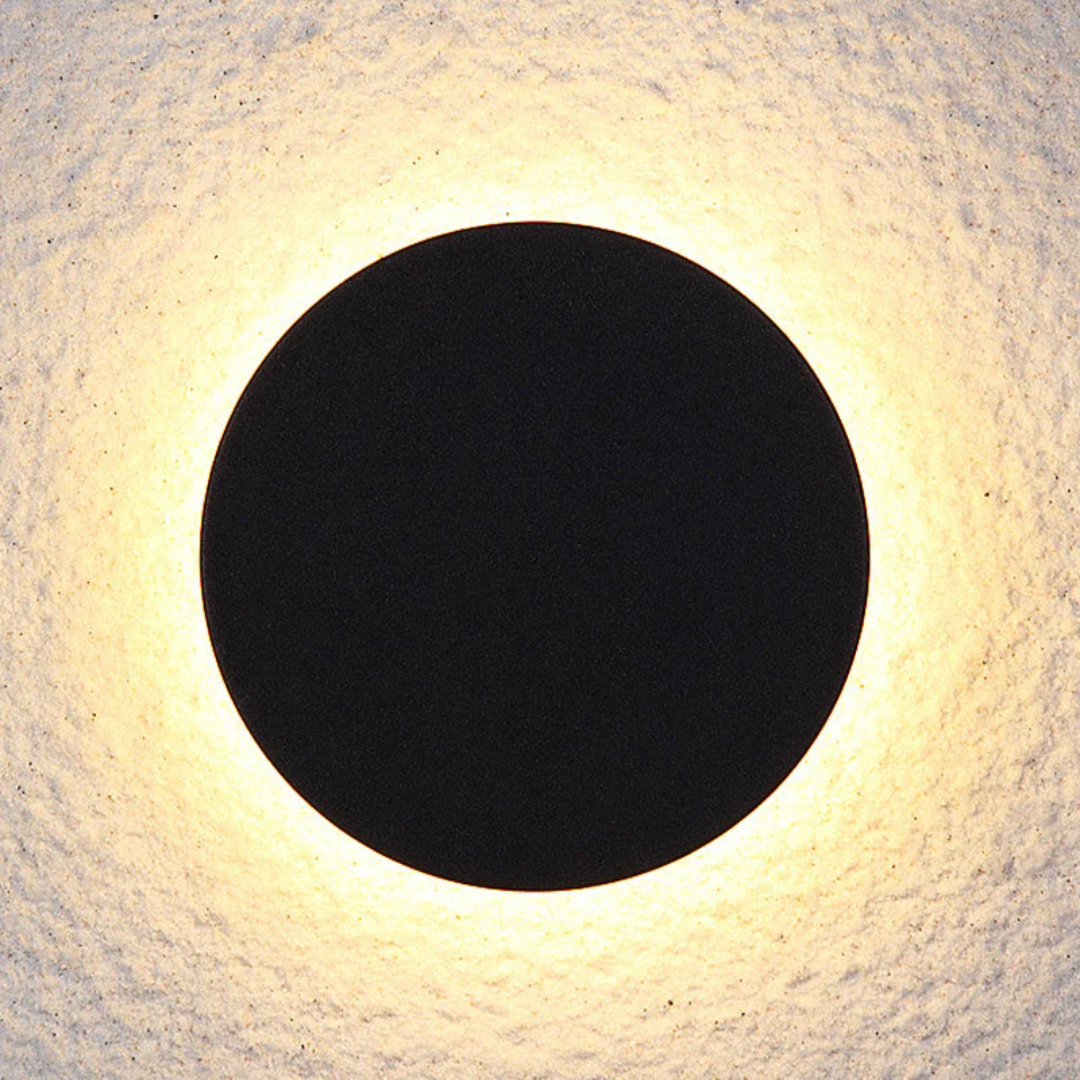 Schwarze runde Wandleuchte mit warmweißem LED-Licht, modernes Design, energiesparend.