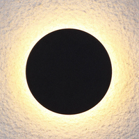 Schwarze runde Wandleuchte mit warmweißem LED-Licht, modernes Design, energiesparend.