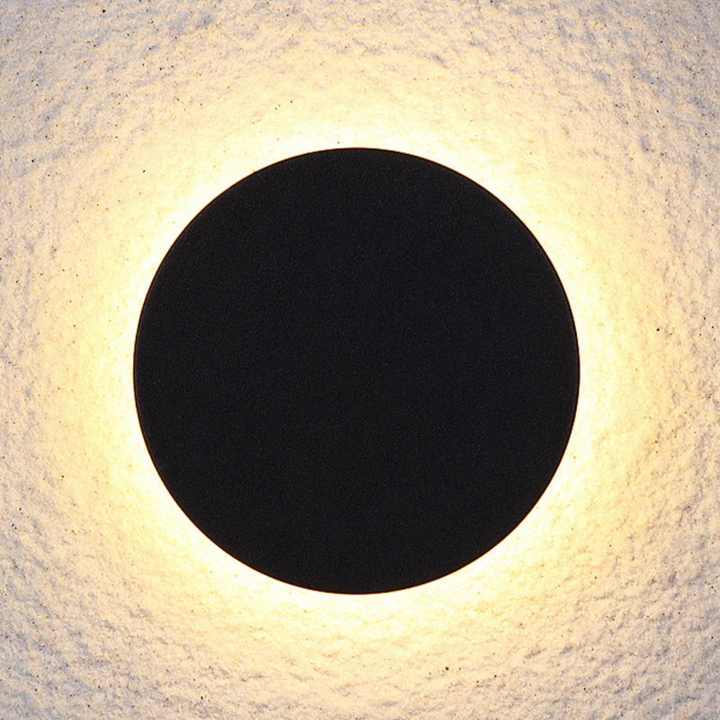 Schwarze runde Wandleuchte mit warmweißem LED-Licht, modernes Design, energiesparend.