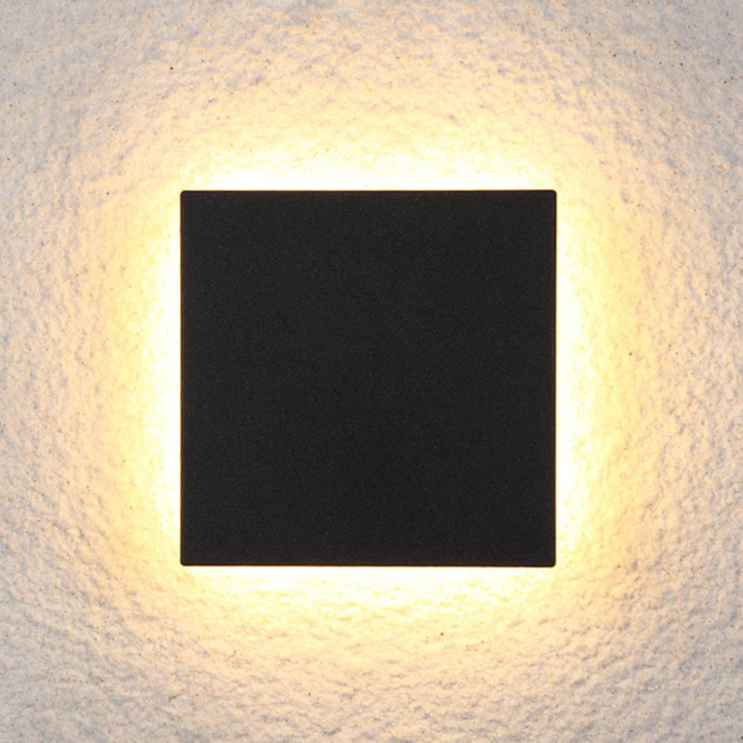 Schwarze LED-Wandleuchte, quadratisch, warmweißes Licht, moderne Innenbeleuchtung.