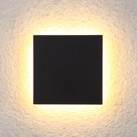 Schwarze LED-Wandleuchte, quadratisch, warmweißes Licht, moderne Innenbeleuchtung.