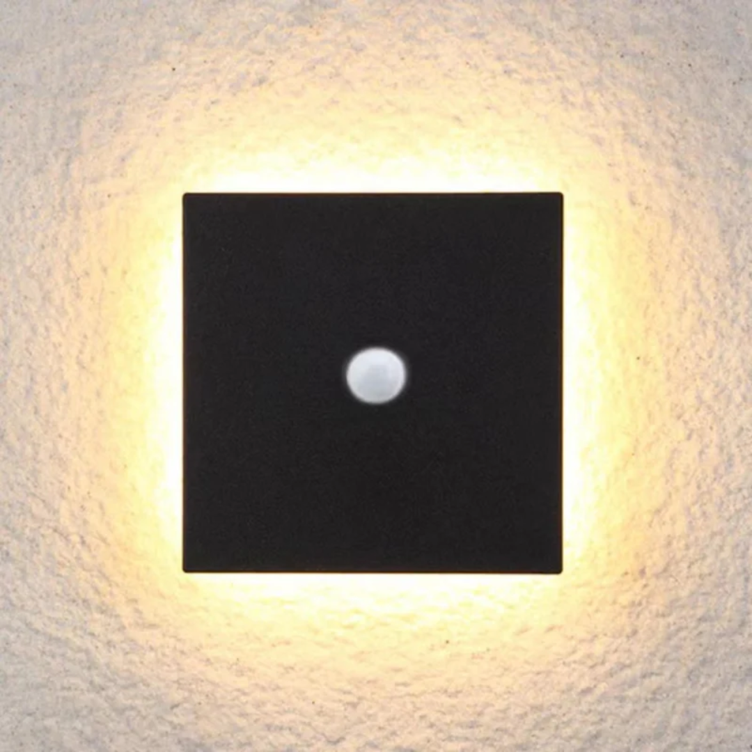 Schwarze LED-Wandleuchte quadratisch, warmweißes Licht, moderne Innenbeleuchtung.