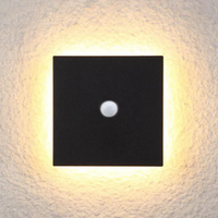 Schwarze LED-Wandleuchte quadratisch, warmweißes Licht, moderne Innenbeleuchtung.
