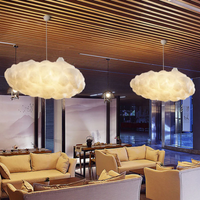 Moderne Wolken-Pendelleuchte, weiß, Wohnzimmer, Deckenlampe, stilvolle Inneneinrichtung.