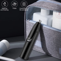 Schwarzer Nasenhaartrimmer, kabellos, tragbar, ideal für Reisen, mit grauer Aufbewahrungstasche.