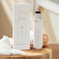 Weißer Gesichtshautreiniger mit Verpackung, Ultraschall-Peeling, Hautpflegegerät.