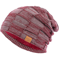 Rote Strickmütze, kariertes Muster, Unisex-Wintermode, warme Beanie aus Wolle.