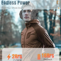 Mann mit brauner Jacke und grauen Bluetooth-Ohrenschützern im Park, 16 Stunden Wiedergabe.