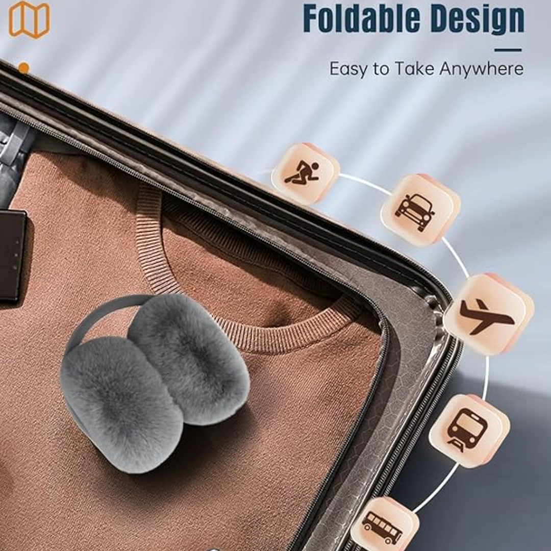 Faltbare graue Ohrenschützer auf braunem Pullover im Koffer, ideal für Reisen.