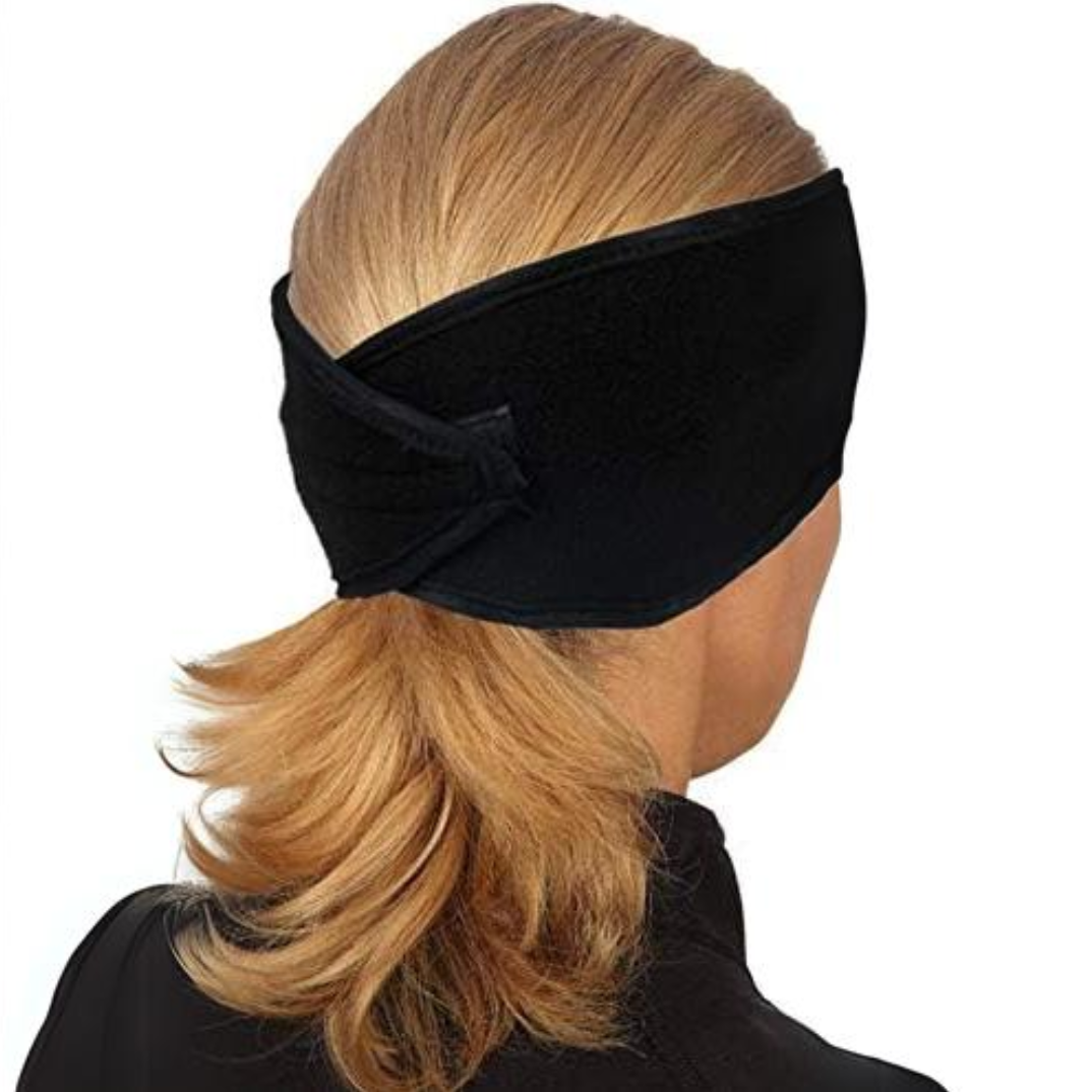 Frau mit schwarzem Fleece-Stirnband, Wintermode, warm, Haarband, Outdoor-Accessoire.