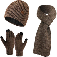 Braunes Strick-Set: Mütze, Schal, Handschuhe aus Wolle für Wintermode und Kälteschutz.