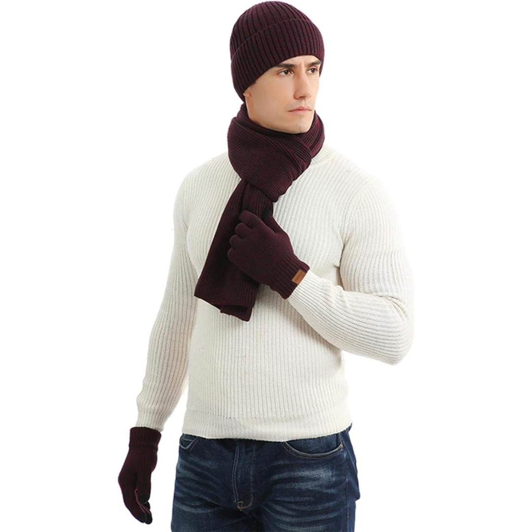 Mann mit weinrotem Schal, Mütze und Handschuhen, weißer Pullover, Wintermode, Herrenbekleidung.