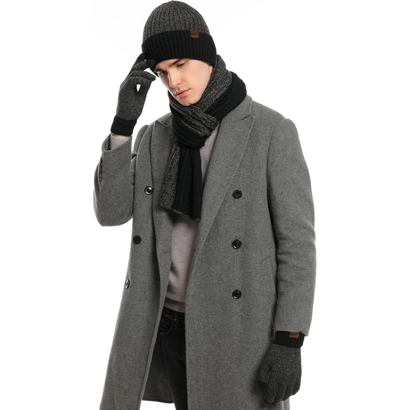 Mann in grauem Mantel mit schwarzer Mütze, Schal und Handschuhen, Wintermode Accessoires.