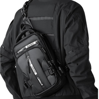 Schwarze Umhängetasche aus Nylon, modisch, mit Reißverschlüssen, ideal für Herren, Streetwear.