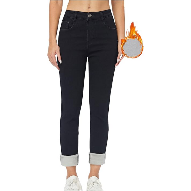 Frau in schwarzer Jeans mit umgeschlagenen Säumen, Feuerball in der Hand, weiße Sneaker.