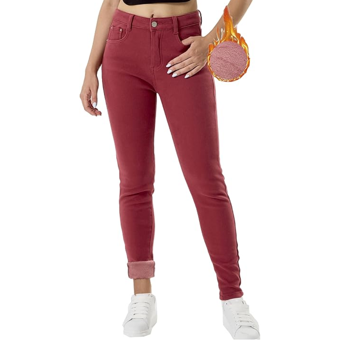 Frau in roten Jeans mit flauschigem Innenfutter, modisch, bequem, Winterkleidung.