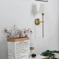 Goldene Wandleuchte mit weißem Lampenschirm, moderne Wandlampe, Wohnzimmer-Dekoration.