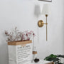 Goldene Wandleuchte mit weißem Lampenschirm, moderne Wandlampe, Wohnzimmer-Dekoration.
