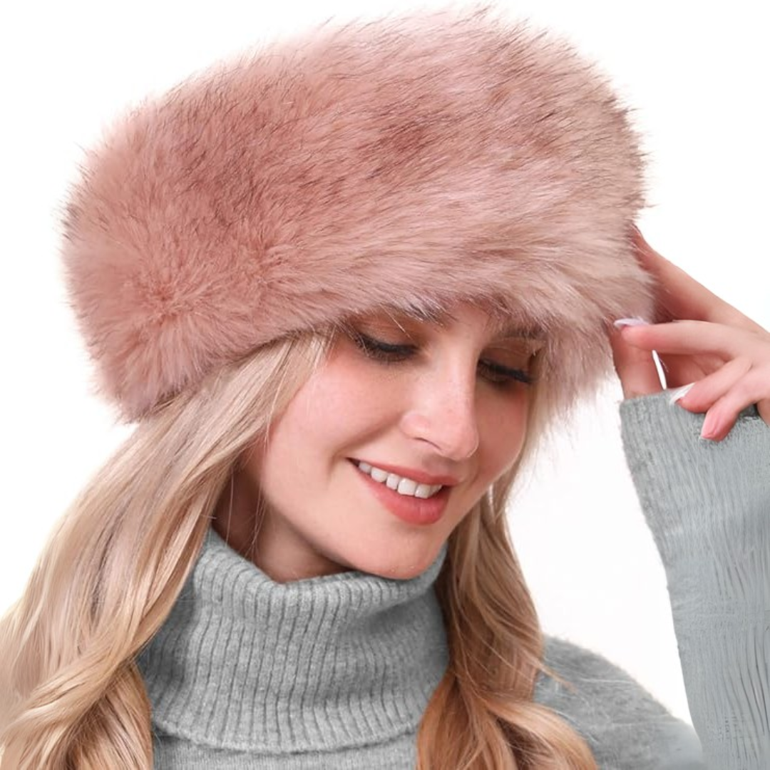 Frau mit rosa Kunstpelz-Stirnband, grauer Rollkragenpullover, Wintermode Accessoire.