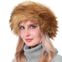 Frau mit braunem Kunstpelz-Hut, Wintermode, stilvoller Kopfschmuck, warm und modisch.